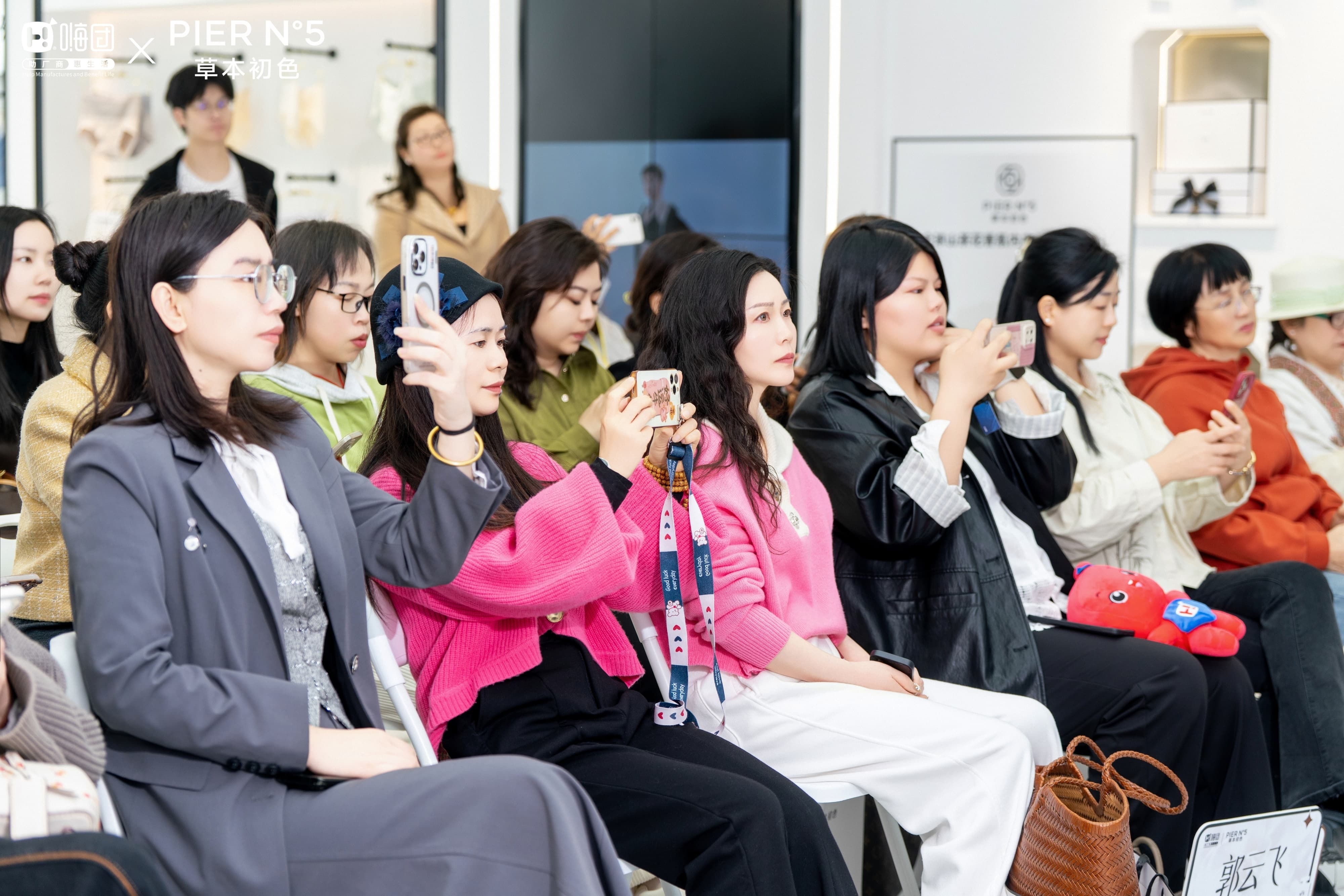 WYF01908-opq3552803345